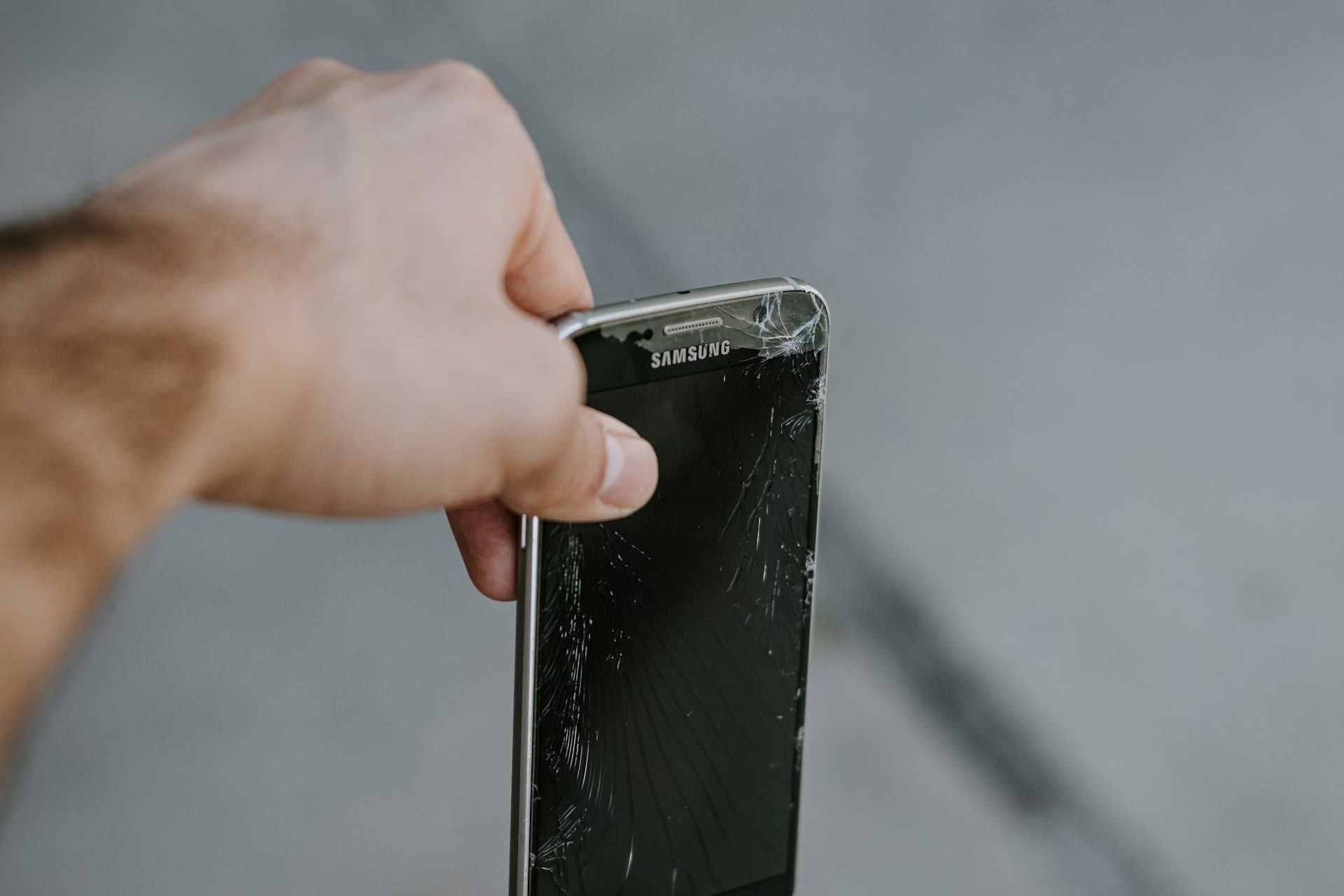 arescreenguardsactuallyprotectingyourphoneorjustwastingyourmoney 7729662526338002286